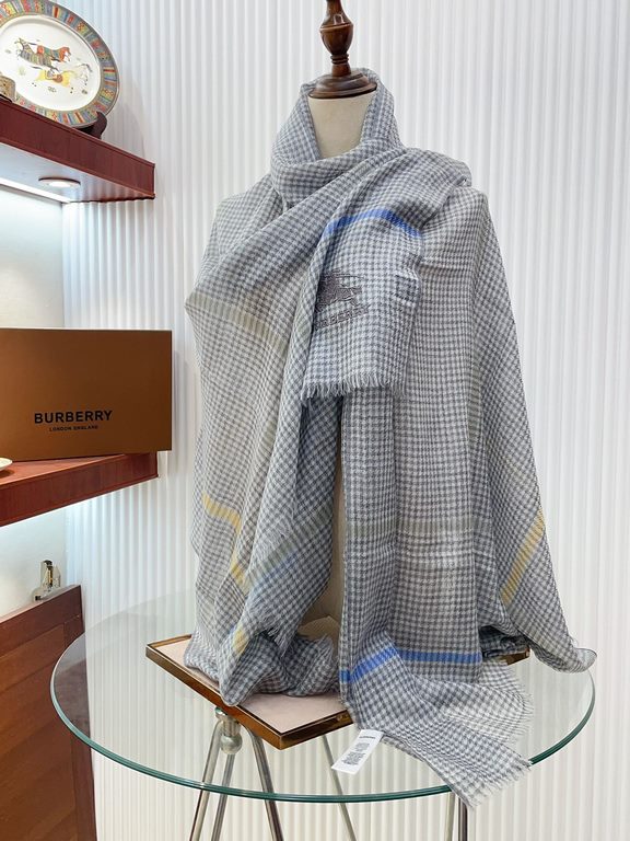 Highlight!!! Premium cozy chic temperament, trust me just take it!!! this soft scarf from Burberry that touches the heart, inimitable color and temperament!!!! Scarf light and shadow will also have a very beautiful speci