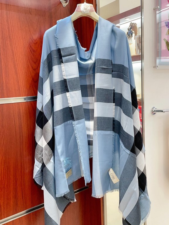 Highlight!!! Premium cozy chic temperament, trust me just take it!!! this soft scarf from Burberry that touches the heart, inimitable color and temperament!!!! Scarf light and shadow will also have a very beautiful speci