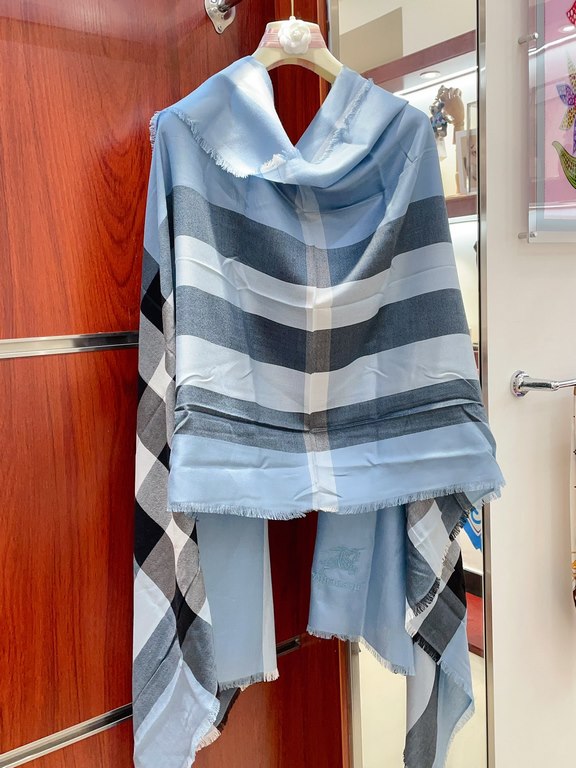 Highlight!!! Premium cozy chic temperament, trust me just take it!!! this soft scarf from Burberry that touches the heart, inimitable color and temperament!!!! Scarf light and shadow will also have a very beautiful speci