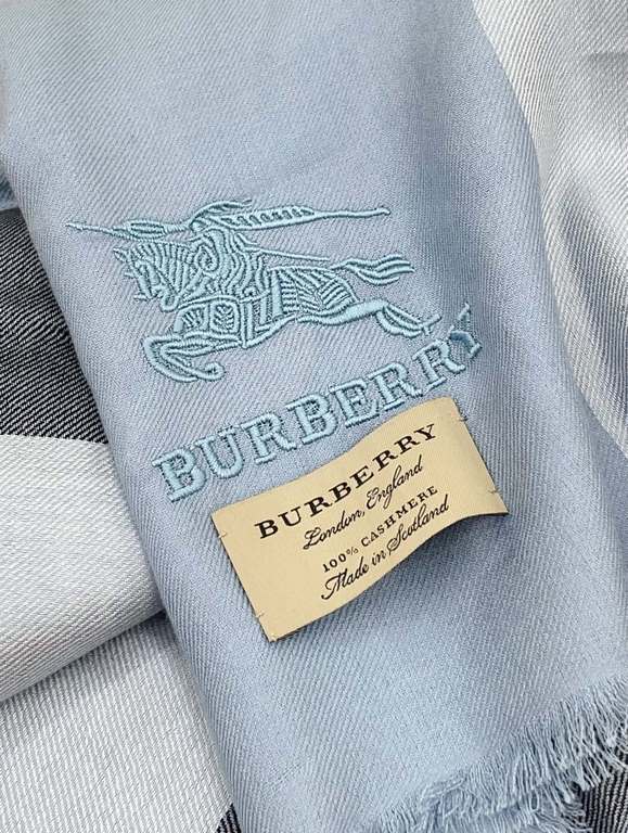 Highlight!!! Premium cozy chic temperament, trust me just take it!!! this soft scarf from Burberry that touches the heart, inimitable color and temperament!!!! Scarf light and shadow will also have a very beautiful speci