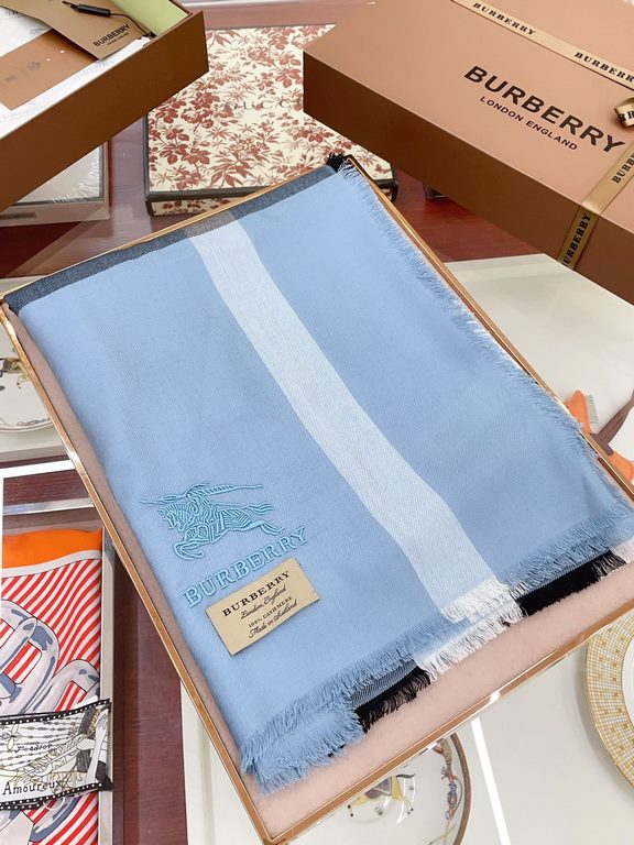 Highlight!!! Premium cozy chic temperament, trust me just take it!!! this soft scarf from Burberry that touches the heart, inimitable color and temperament!!!! Scarf light and shadow will also have a very beautiful speci