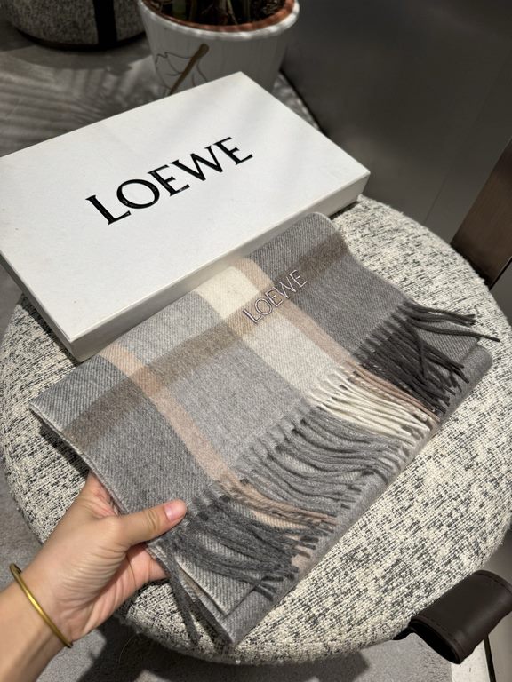 Loewe [Men's and Women's Scarves] Rage to keep for yourself, a rare high-end men's style! Family benefits! Burberry very positive men's scarf ~ fabric big love, very soft and delicate comfortable, light water ripple! Atm