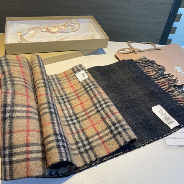 B Family. Double-sided cashmere scarf] BURBERRY! The latest hot scarf of the year! Top quality [high-end digital airbrush] 180  30cm, double-sided scarf available on both sides of a equal to two Oh ～ each side is very go