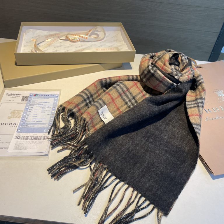 B Family. Double-sided cashmere scarf] BURBERRY! The latest hot scarf of the year! Top quality [high-end digital airbrush] 180  30cm, double-sided scarf available on both sides of a equal to two Oh ～ each side is very go