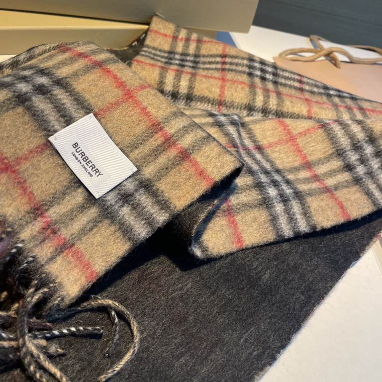 B Family. Double-sided cashmere scarf] BURBERRY! The latest hot scarf of the year! Top quality [high-end digital airbrush] 180  30cm, double-sided scarf available on both sides of a equal to two Oh ～ each side is very go