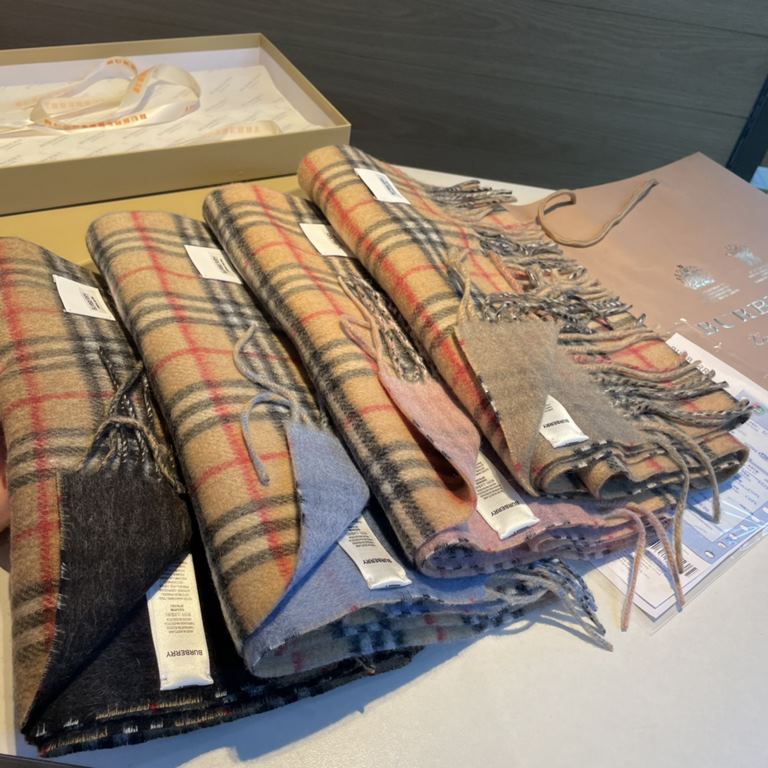 B Family. Double-sided cashmere scarf] BURBERRY! The latest hot scarf of the year! Top quality [high-end digital airbrush] 180  30cm, double-sided scarf available on both sides of a equal to two Oh ～ each side is very go