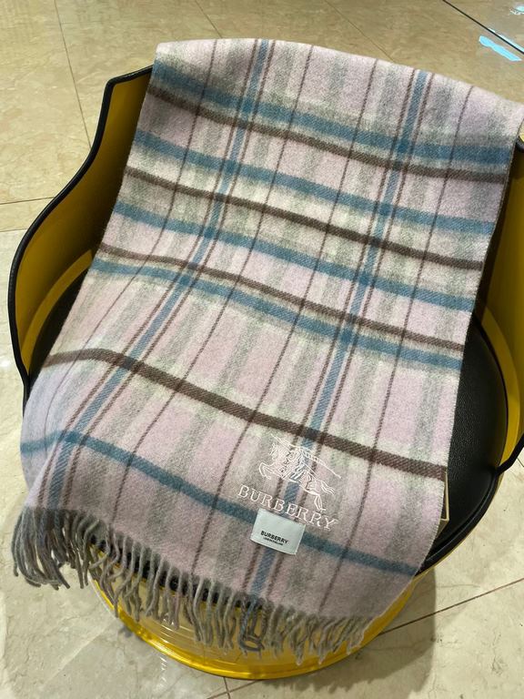 . Burberry original single counter small shawl, the domestic counter has not been put on sale    100% top cashmere material   very warm   soft skin-friendly, do not tie the neck   classic Burberry plaid reversible design