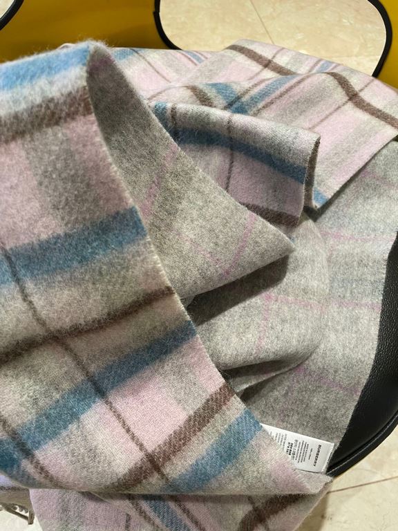 . Burberry original single counter small shawl, the domestic counter has not been put on sale    100% top cashmere material   very warm   soft skin-friendly, do not tie the neck   classic Burberry plaid reversible design