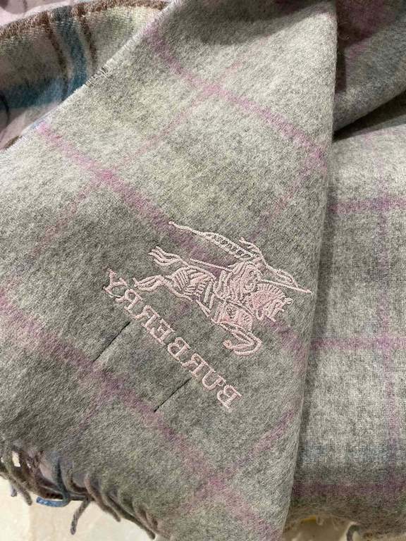 . Burberry original single counter small shawl, the domestic counter has not been put on sale    100% top cashmere material   very warm   soft skin-friendly, do not tie the neck   classic Burberry plaid reversible design