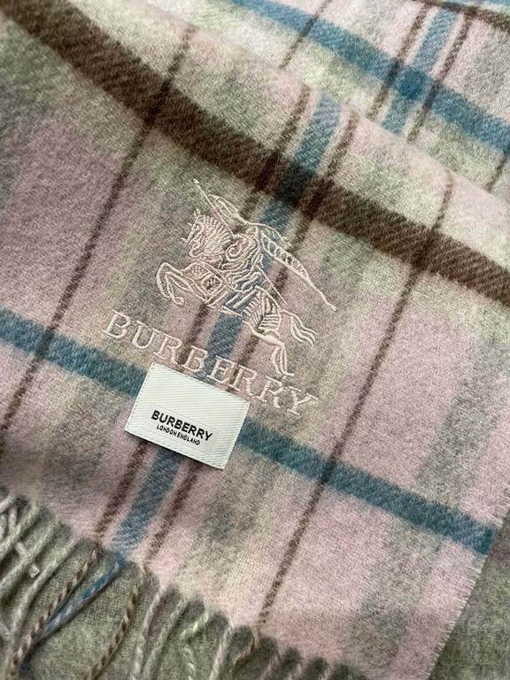 . Burberry original single counter small shawl, the domestic counter has not been put on sale    100% top cashmere material   very warm   soft skin-friendly, do not tie the neck   classic Burberry plaid reversible design