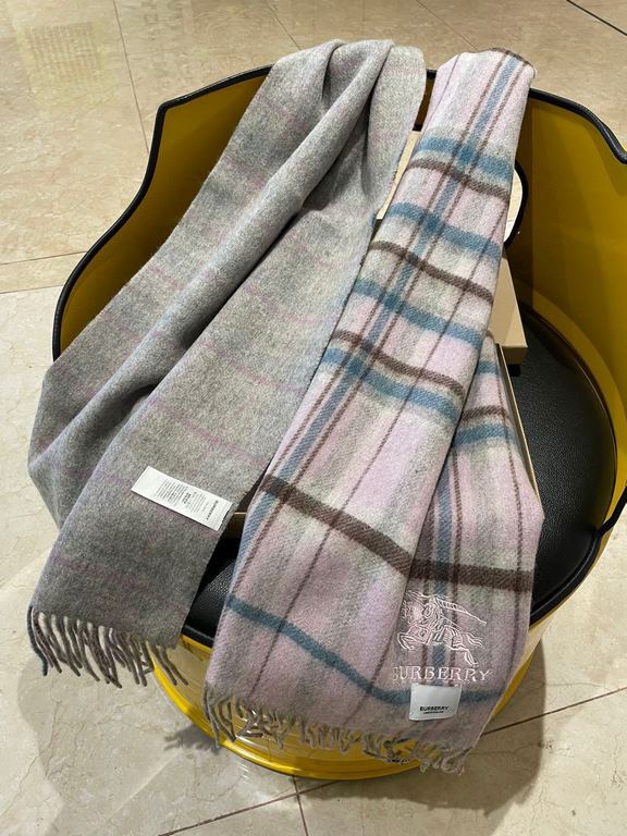 . Burberry original single counter small shawl, the domestic counter has not been put on sale    100% top cashmere material   very warm   soft skin-friendly, do not tie the neck   classic Burberry plaid reversible design