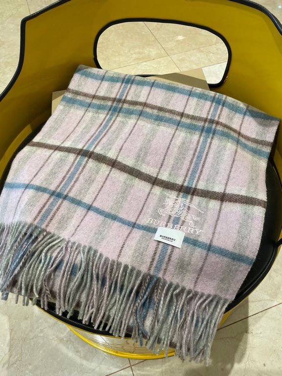 . Burberry original single counter small shawl, the domestic counter has not been put on sale    100% top cashmere material   very warm   soft skin-friendly, do not tie the neck   classic Burberry plaid reversible design