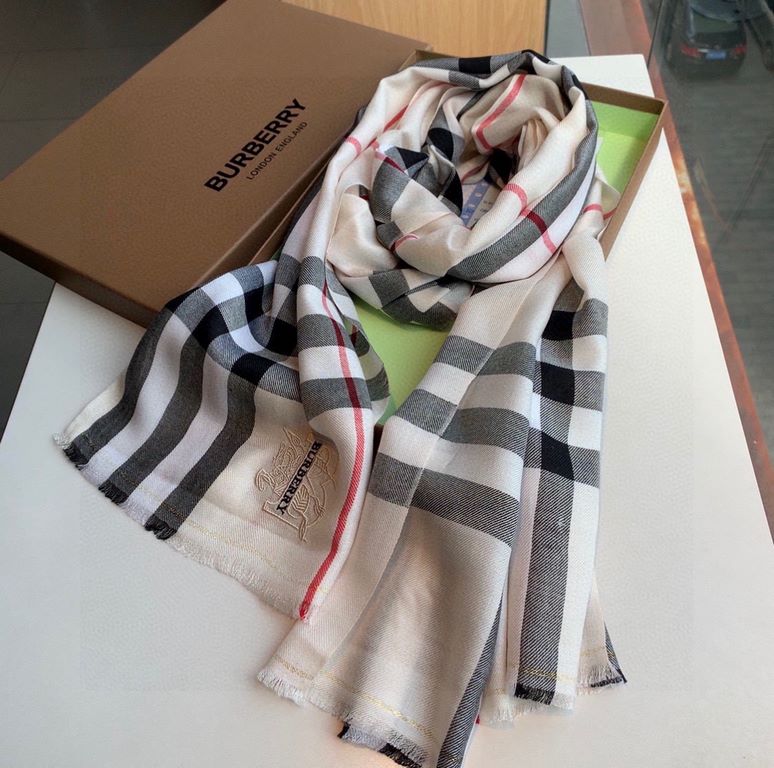 Heavyweight recommended   [top foreign single]   fire N years of the classic grid, when the trend of people have several Burberry scarves in the closet, a small scarf its role can not be underestimated, it is absolutely 