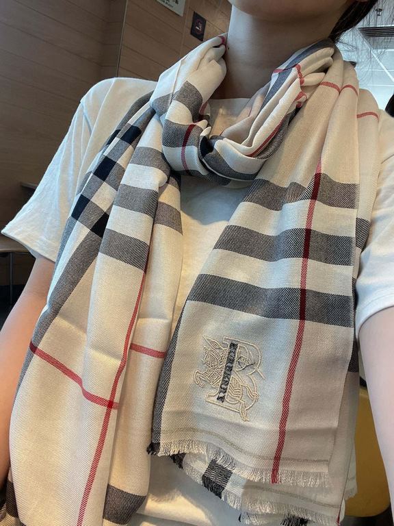 Heavyweight recommended   [top foreign single]   fire N years of the classic grid, when the trend of people have several Burberry scarves in the closet, a small scarf its role can not be underestimated, it is absolutely 