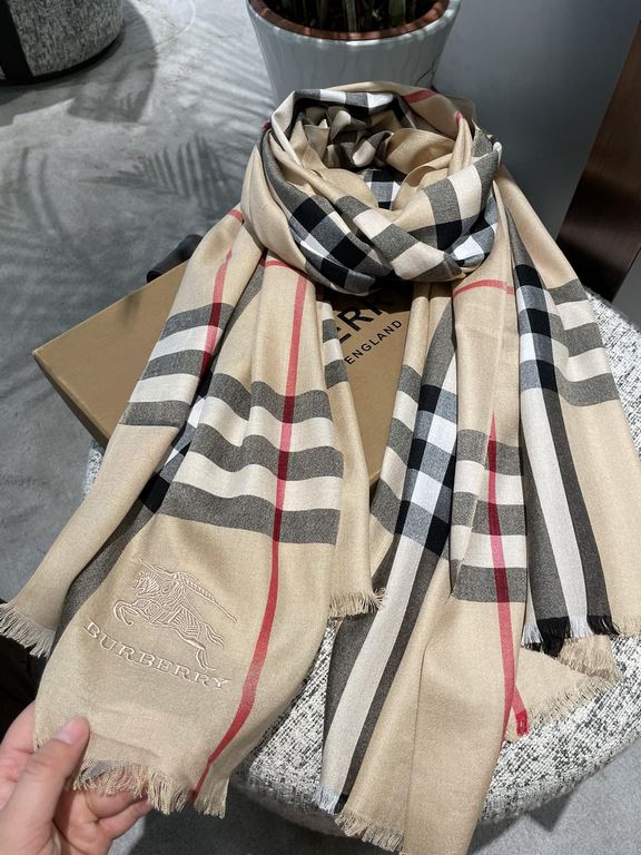 Burberry counter new   scarf shawl heavy to come. Counter inspection  burberry original single hall of fame royal newest models   counter in the sale of 16,000   manpower essential burberry single product. Each color is 