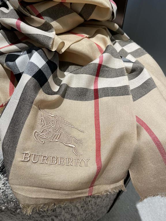 Burberry counter new   scarf shawl heavy to come. Counter inspection  burberry original single hall of fame royal newest models   counter in the sale of 16,000   manpower essential burberry single product. Each color is 