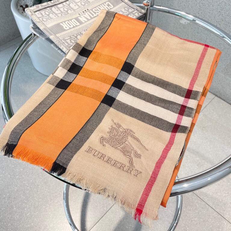 A lightweight scarf crafted by Burberry in checkered cashmere; the edges are trimmed with delicate silk tassels. Product details 70x200 cashmere   mulberry silk, rectangular shape with fringes on both ends