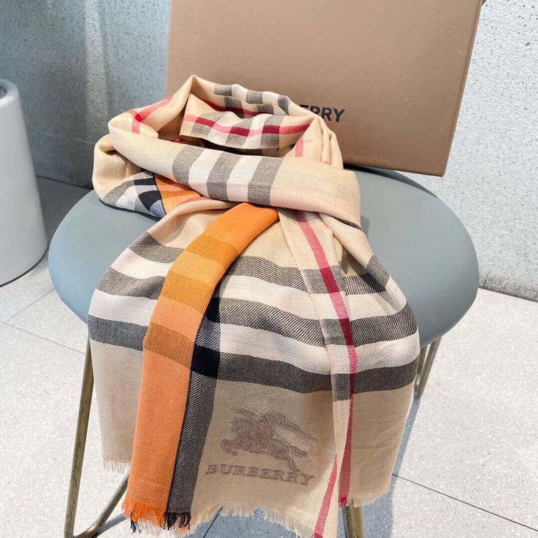 A lightweight scarf crafted by Burberry in checkered cashmere; the edges are trimmed with delicate silk tassels. Product details 70x200 cashmere   mulberry silk, rectangular shape with fringes on both ends