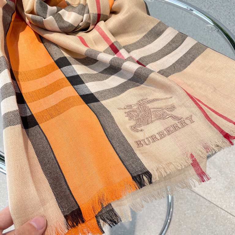 A lightweight scarf crafted by Burberry in checkered cashmere; the edges are trimmed with delicate silk tassels. Product details 70x200 cashmere   mulberry silk, rectangular shape with fringes on both ends