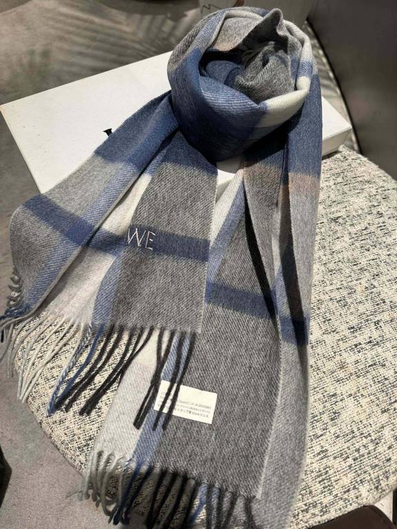 Loewe [Men's and Women's Scarves] Rage to keep for yourself, a rare high-end men's style! Family benefits! Burberry very positive men's scarf ~ fabric big love, very soft and delicate comfortable, light water ripple! Atm