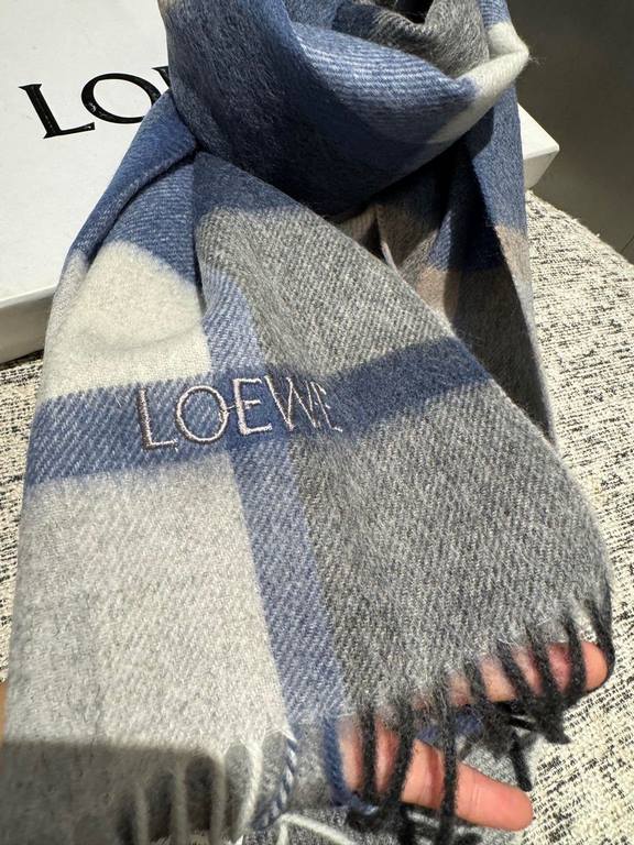 Loewe [Men's and Women's Scarves] Rage to keep for yourself, a rare high-end men's style! Family benefits! Burberry very positive men's scarf ~ fabric big love, very soft and delicate comfortable, light water ripple! Atm