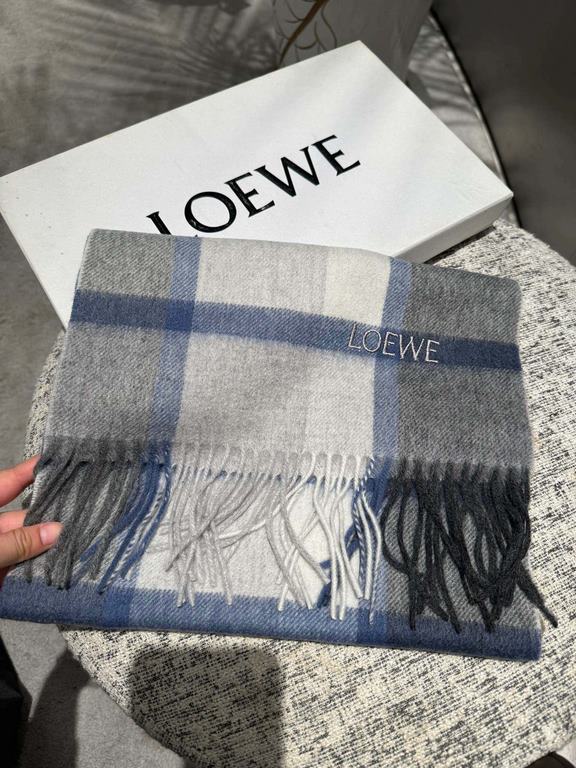 Loewe [Men's and Women's Scarves] Rage to keep for yourself, a rare high-end men's style! Family benefits! Burberry very positive men's scarf ~ fabric big love, very soft and delicate comfortable, light water ripple! Atm