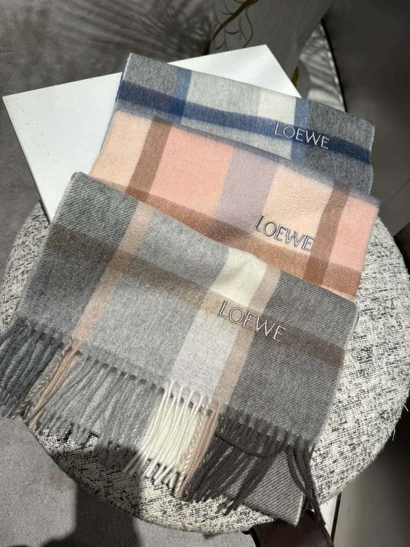 Loewe [Men's and Women's Scarves] Rage to keep for yourself, a rare high-end men's style! Family benefits! Burberry very positive men's scarf ~ fabric big love, very soft and delicate comfortable, light water ripple! Atm