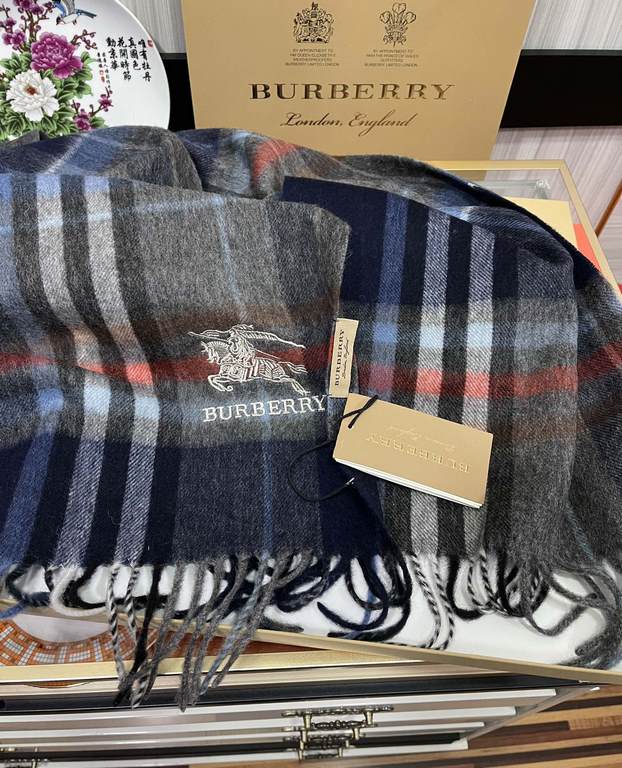 Price  Barberry 2023. the latest models   [classic plaid war horse] unisex couple   models, never out of fashion, on the body effect is very great   texture mellow Scottish style   using pure cashmere fabrics craftsmansh