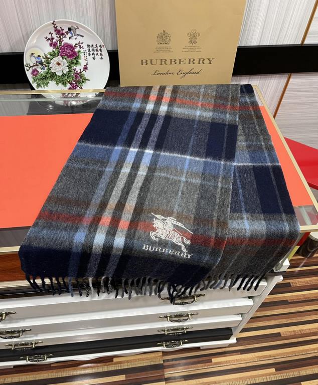 Price  Barberry 2023. the latest models   [classic plaid war horse] unisex couple   models, never out of fashion, on the body effect is very great   texture mellow Scottish style   using pure cashmere fabrics craftsmansh