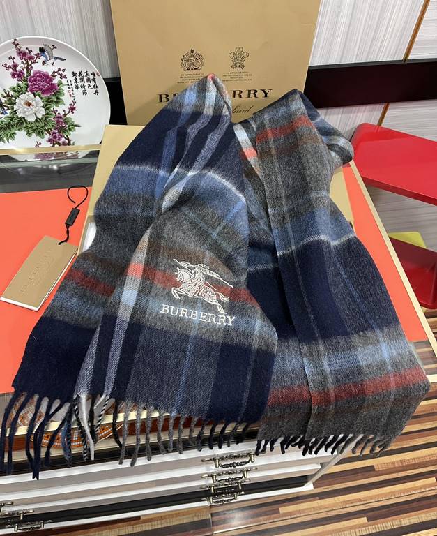 Price  Barberry 2023. the latest models   [classic plaid war horse] unisex couple   models, never out of fashion, on the body effect is very great   texture mellow Scottish style   using pure cashmere fabrics craftsmansh