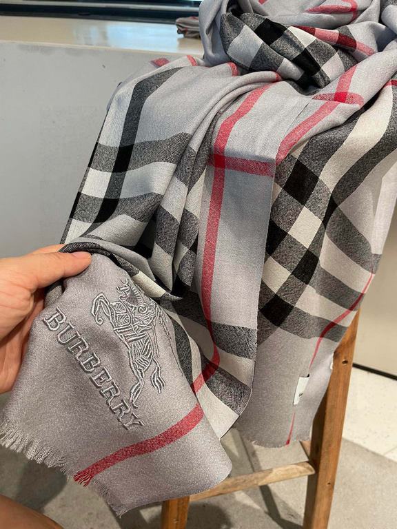 Burberry counter new   scarf shawl heavy to come. Counter inspection  burberry original single hall of fame royal newest models   counter in the sale of 16,000   manpower essential burberry single product. Each color is 