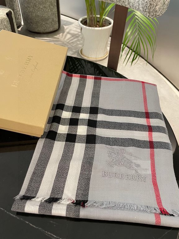 Burberry counter new   scarf shawl heavy to come. Counter inspection  burberry original single hall of fame royal newest models   counter in the sale of 16,000   manpower essential burberry single product. Each color is 