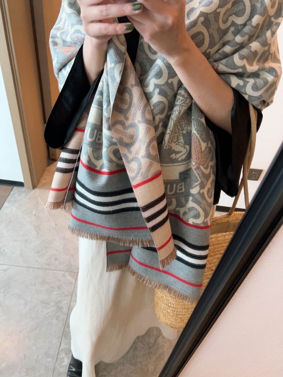 BURBERRY. The original beauty, the classic explosive models are back   Highly cutting-edge    Burberry new  Embroidered War Horse  Imported Nepalese Cashmere Top Embroidered Scarf   Absolutely screaming quality   Top des