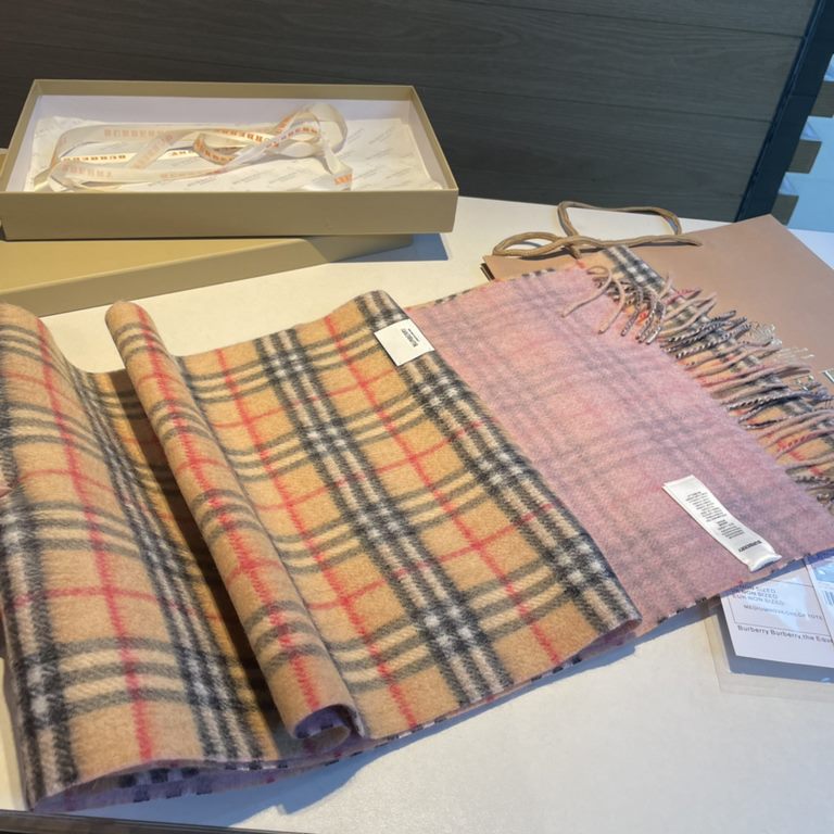 B Family. Double-sided cashmere scarf] BURBERRY! The latest hot scarf of the year! Top quality [high-end digital airbrush] 180  30cm, double-sided scarf available on both sides of a equal to two Oh ～ each side is very go