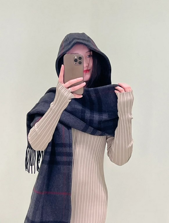 priceExplosive   Burberry [B hooded plaid scarf] a variety of good-looking, known as Burberry this year's most beautiful models, unisex models, the most classic plaid hooded scarf, the choice of wool and cashmere blended