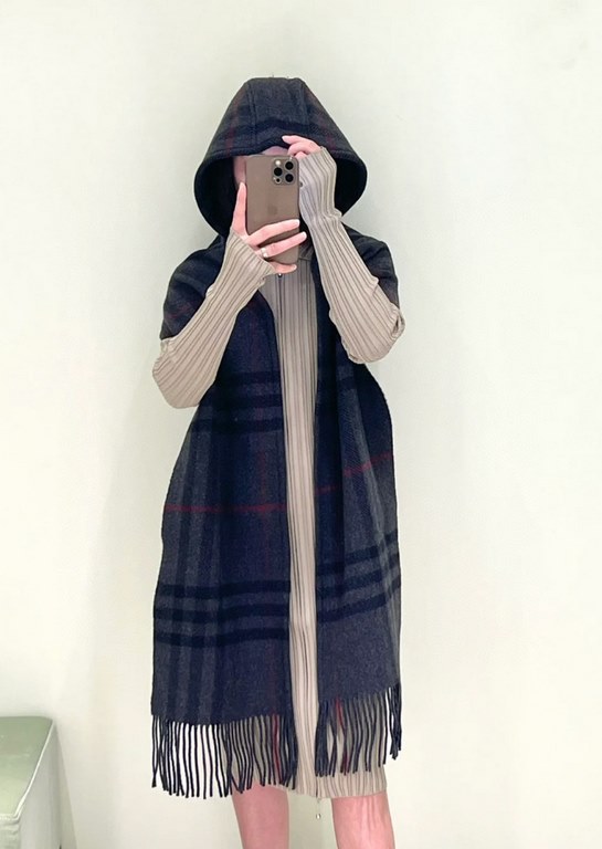 priceExplosive   Burberry [B hooded plaid scarf] a variety of good-looking, known as Burberry this year's most beautiful models, unisex models, the most classic plaid hooded scarf, the choice of wool and cashmere blended