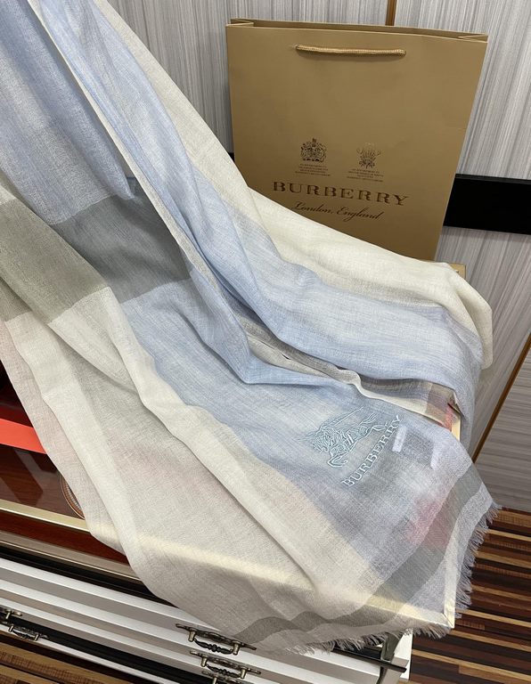 New Burberry   heavy recommended   too beautiful   hot N years of plaid, everyone likes   when the hipsters have several Ba family scarves in the closet,   change a scarf is enough to make you have a refreshing feeling. 