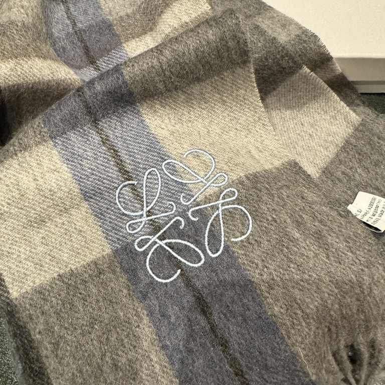 Loewe [Men's and Women's Scarves] Rage to keep for yourself, a rare high-end men's style! Family benefits! Burberry very positive men's scarf ~ fabric big love, very soft and delicate comfortable, light water ripple! Atm