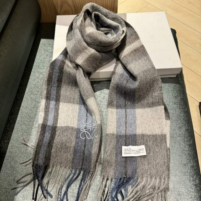 Loewe [Men's and Women's Scarves] Rage to keep for yourself, a rare high-end men's style! Family benefits! Burberry very positive men's scarf ~ fabric big love, very soft and delicate comfortable, light water ripple! Atm