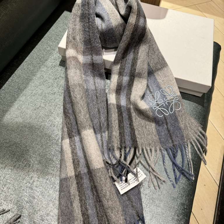 Loewe [Men's and Women's Scarves] Rage to keep for yourself, a rare high-end men's style! Family benefits! Burberry very positive men's scarf ~ fabric big love, very soft and delicate comfortable, light water ripple! Atm