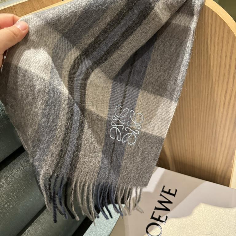 Loewe [Men's and Women's Scarves] Rage to keep for yourself, a rare high-end men's style! Family benefits! Burberry very positive men's scarf ~ fabric big love, very soft and delicate comfortable, light water ripple! Atm