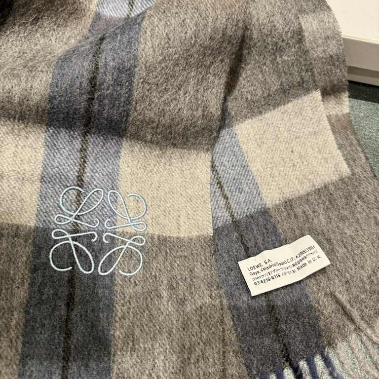 Loewe [Men's and Women's Scarves] Rage to keep for yourself, a rare high-end men's style! Family benefits! Burberry very positive men's scarf ~ fabric big love, very soft and delicate comfortable, light water ripple! Atm