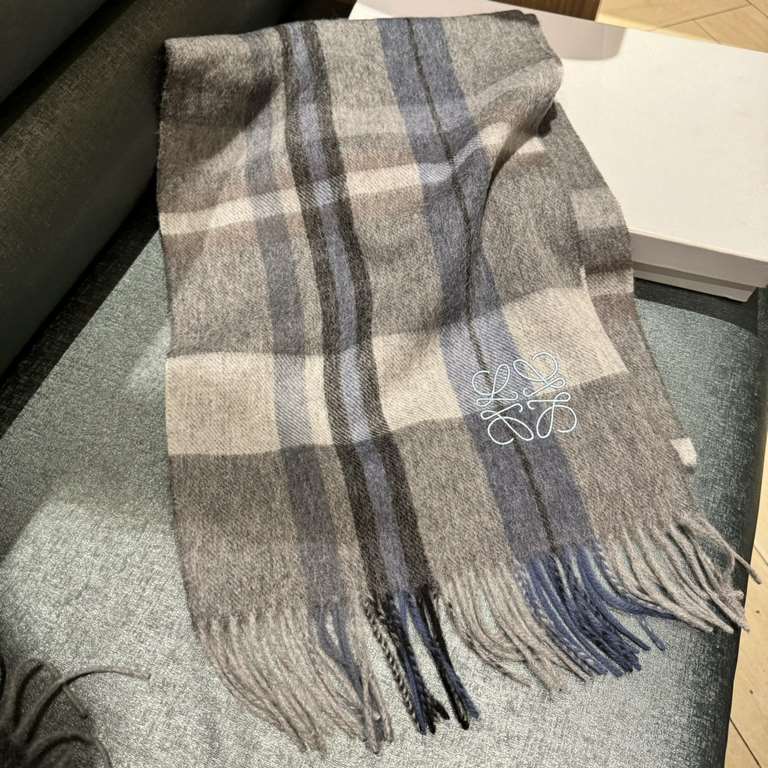 Loewe [Men's and Women's Scarves] Rage to keep for yourself, a rare high-end men's style! Family benefits! Burberry very positive men's scarf ~ fabric big love, very soft and delicate comfortable, light water ripple! Atm