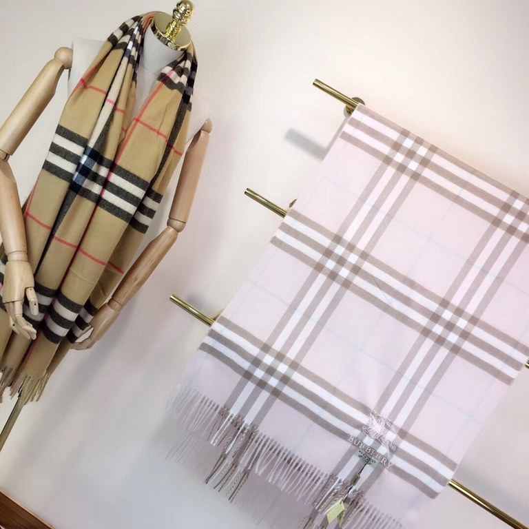 Superb quality, Burberry's most classic cashmere scarf, basically the stars of the winter out of the standard! This warm and soft cashmere scarf texture is gorgeous, cashmere warmth is excellent, and very comfortable and