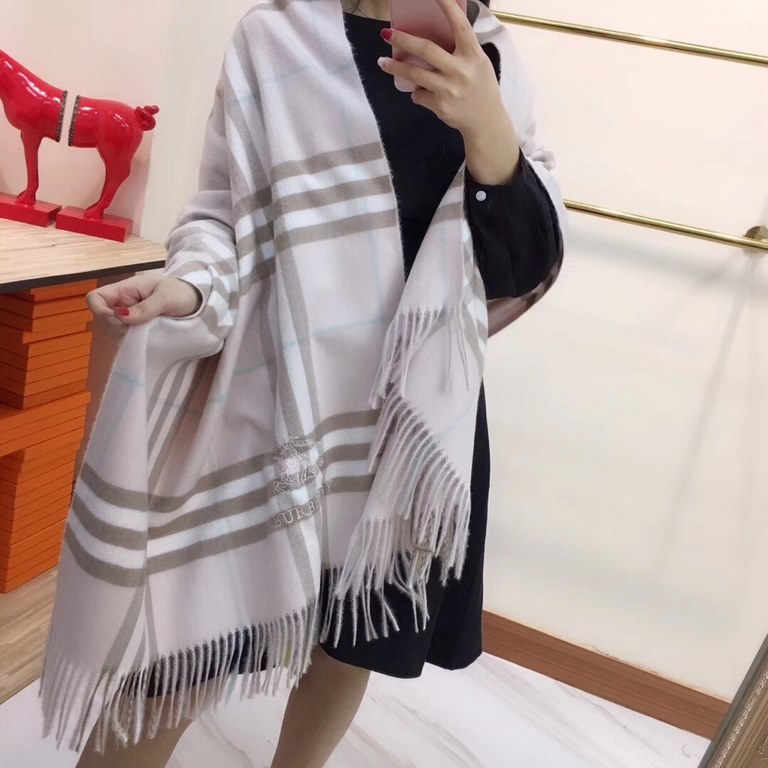 Superb quality, Burberry's most classic cashmere scarf, basically the stars of the winter out of the standard! This warm and soft cashmere scarf texture is gorgeous, cashmere warmth is excellent, and very comfortable and