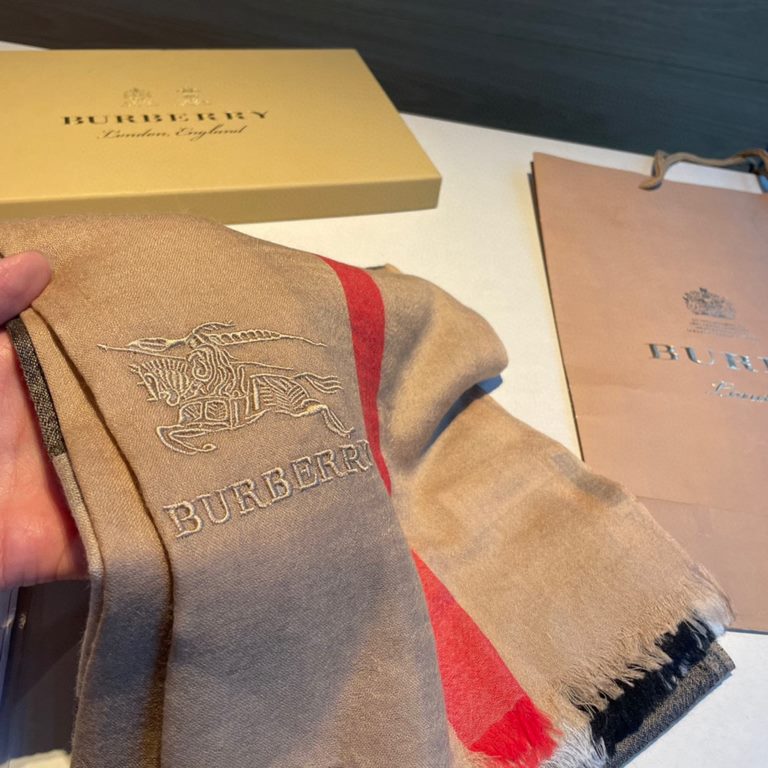 Burberry Burberry classic counter models, counter synchronization ultra-thin cashmere plaid shawl spot seconds Closet essential classic models VIP recommended!!!! Early fall classic barber cashmere barber shawl. Soft tou