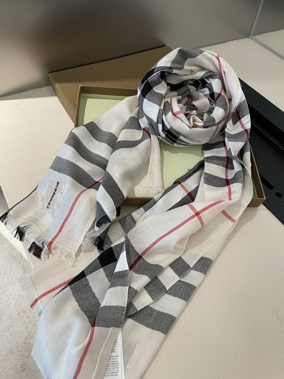 Heavyweight recommended   [top foreign single]   fire N years of the classic grid, when the trend of people have several Burberry scarves in the closet, a small scarf its role can not be underestimated, it is absolutely 