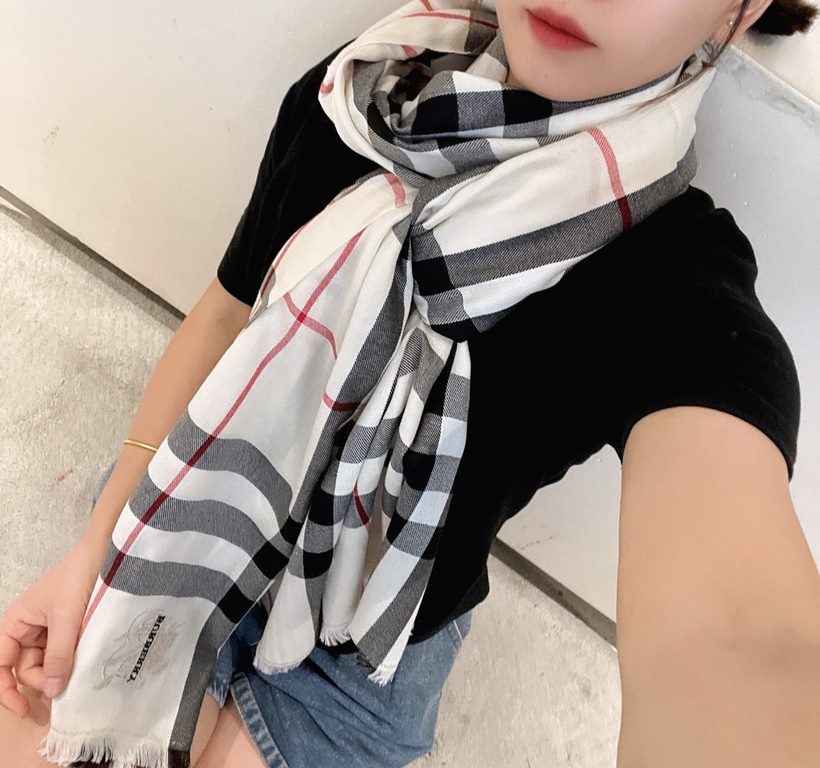 Heavyweight recommended   [top foreign single]   fire N years of the classic grid, when the trend of people have several Burberry scarves in the closet, a small scarf its role can not be underestimated, it is absolutely 