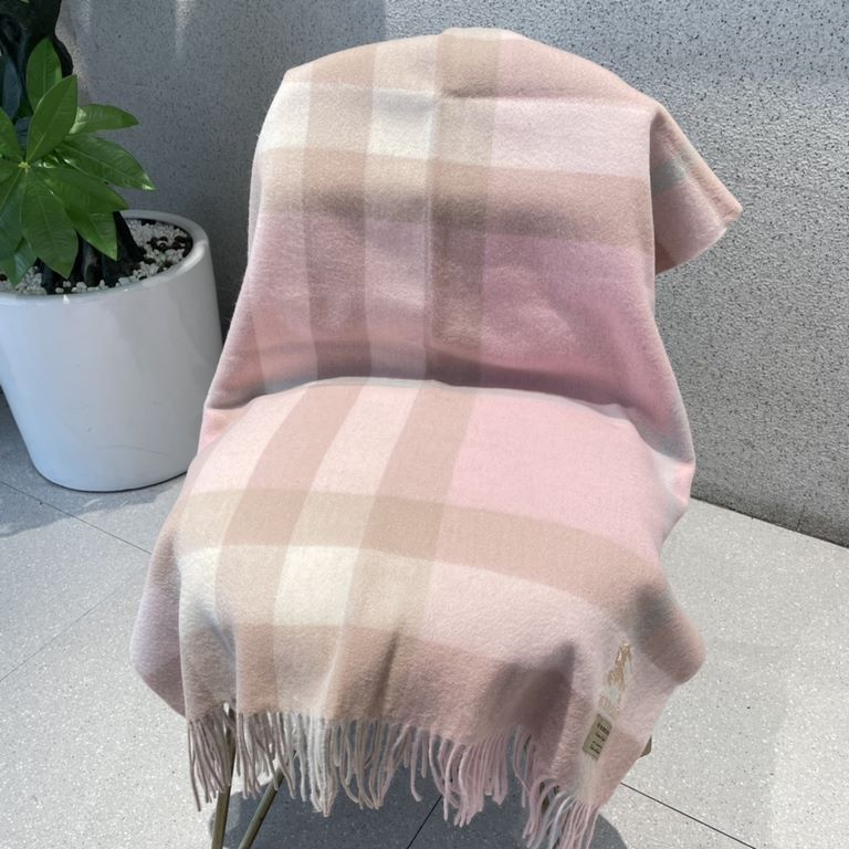 Heavyweight recommended   [top foreign single]   fire N years of the classic grid, when the trend of people have several Burberry scarves in the closet, a small scarf its role can not be underestimated, it is absolutely 