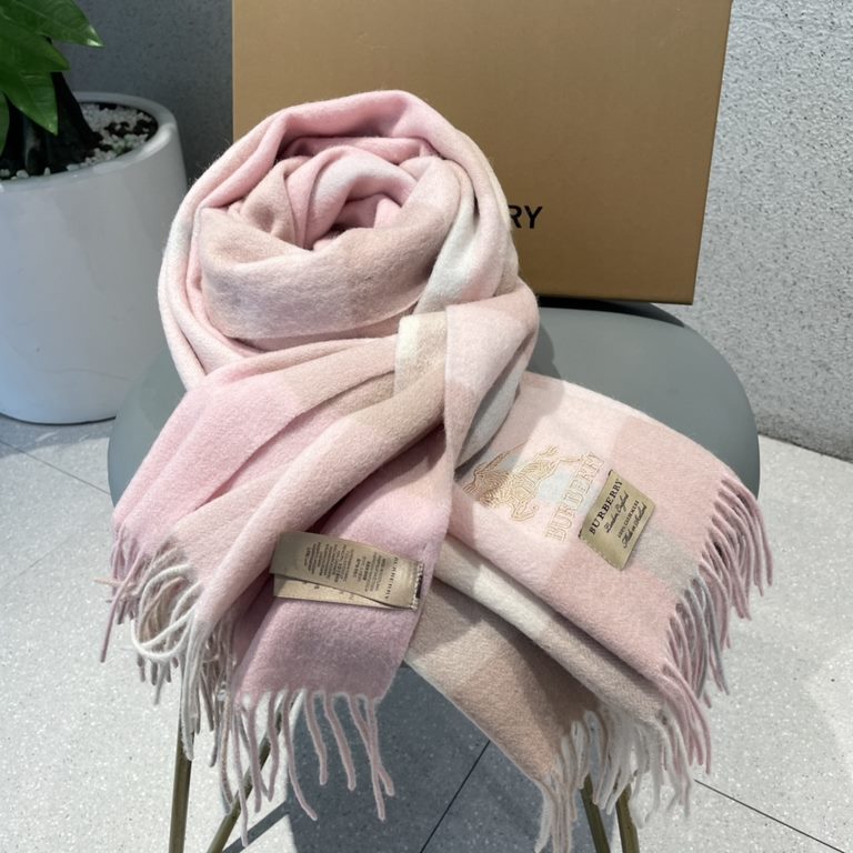 Heavyweight recommended   [top foreign single]   fire N years of the classic grid, when the trend of people have several Burberry scarves in the closet, a small scarf its role can not be underestimated, it is absolutely 